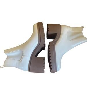 NWOT Diba Boots Womens 9.5 CHELSEA Patent Leather Chunky Platform Pull On Cream